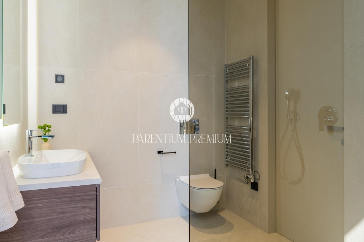 Moderna villa di lusso con piscina e vista panoramica sul mare