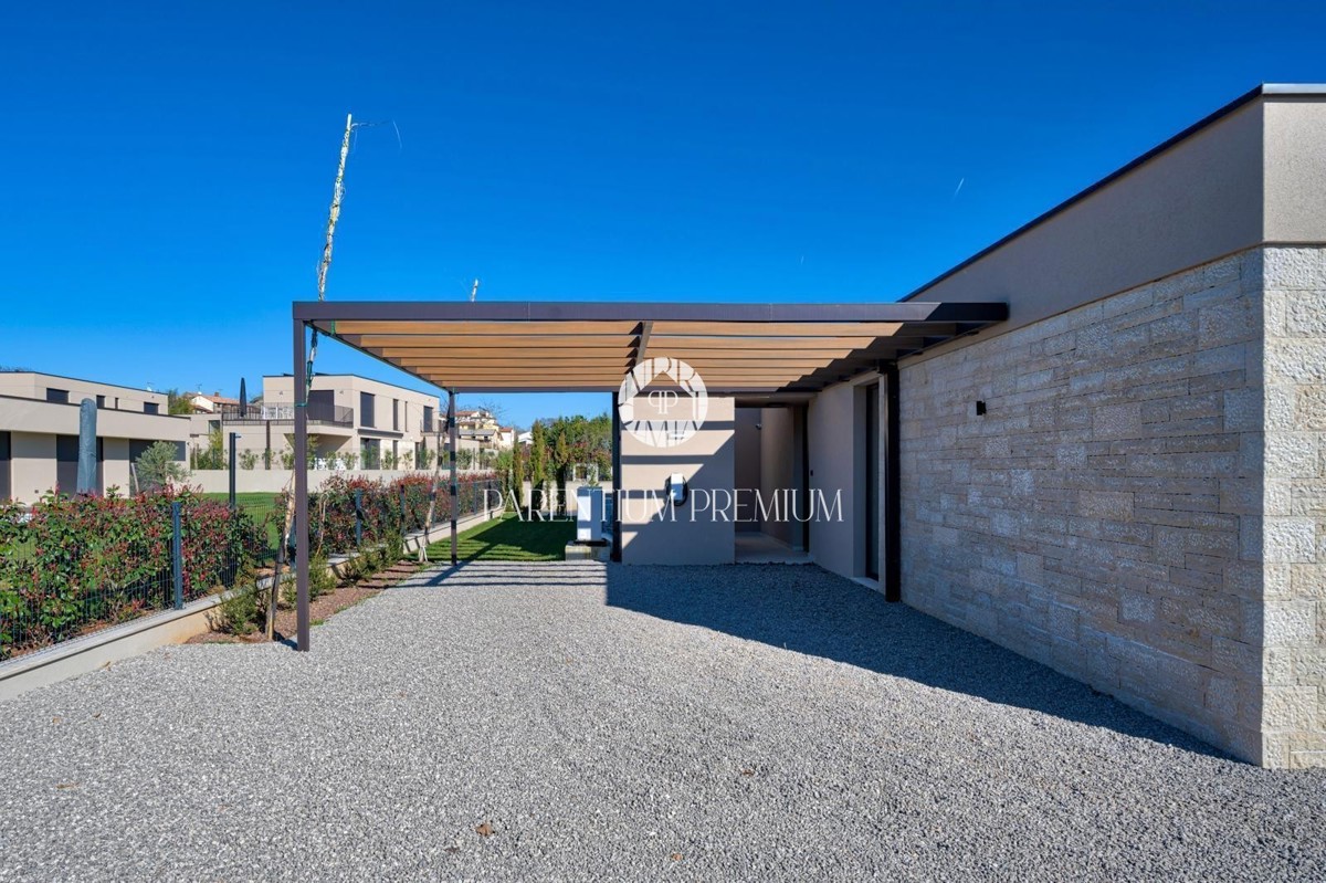Moderna villa di lusso con piscina e vista panoramica sul mare