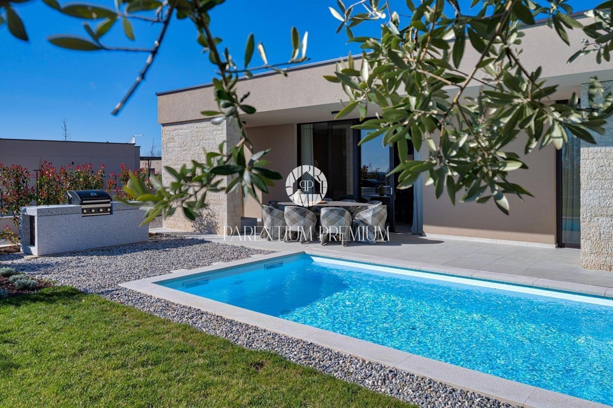 Moderna villa di lusso con piscina e vista panoramica sul mare