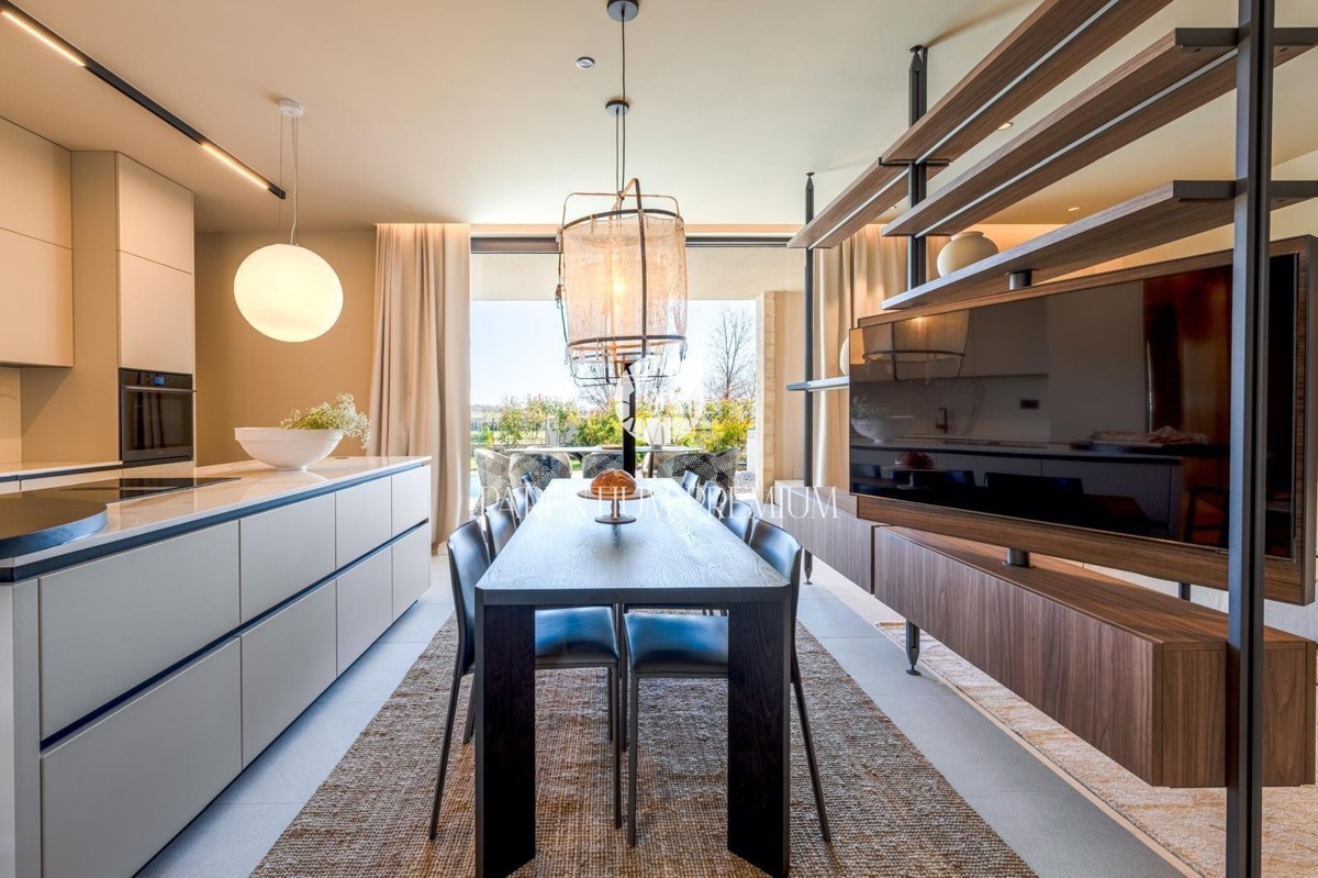 Moderna villa di lusso con piscina e vista panoramica sul mare