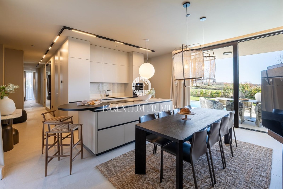 Moderna villa di lusso con piscina e vista panoramica sul mare