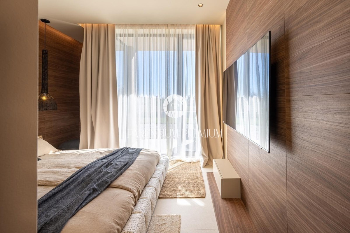 Moderna villa di lusso con piscina e vista panoramica sul mare