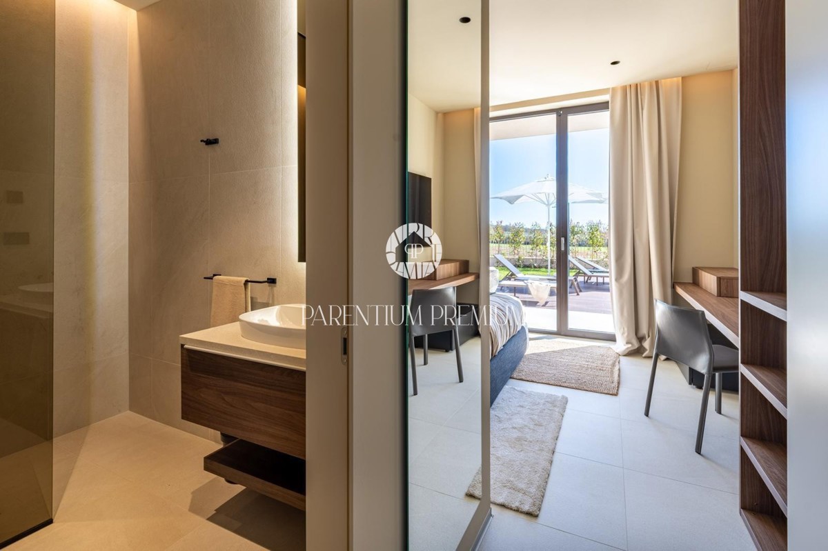 Moderna villa di lusso con piscina e vista panoramica sul mare