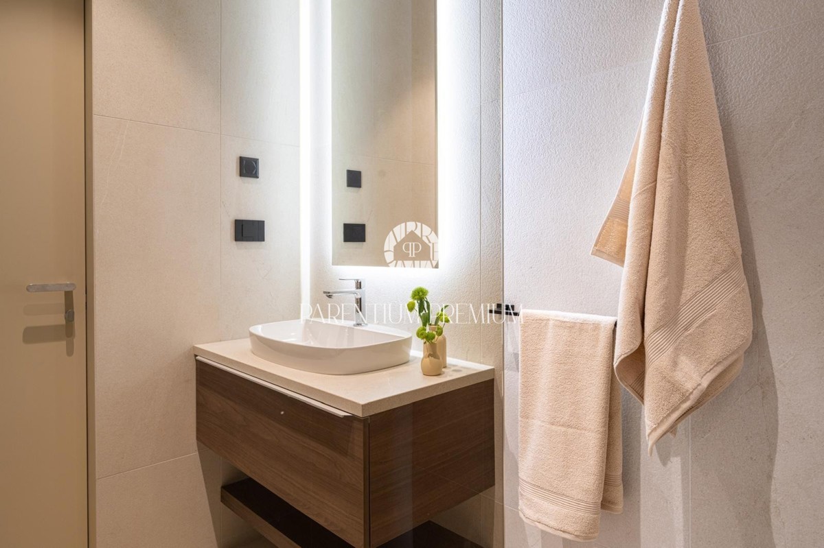 Moderna villa di lusso con piscina e vista panoramica sul mare