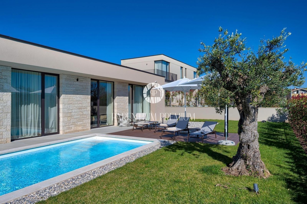 Moderna villa di lusso con piscina e vista panoramica sul mare