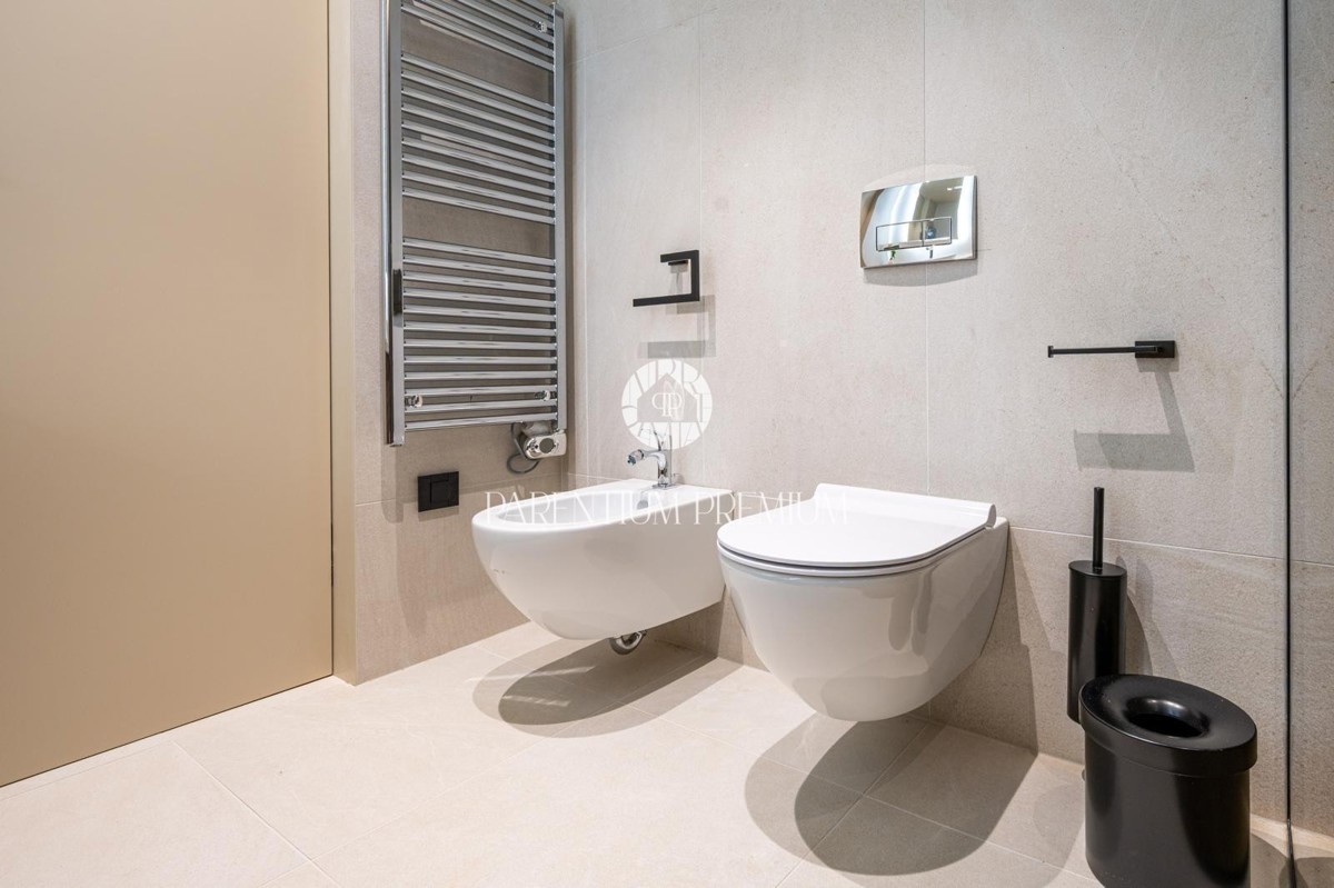 Moderna villa di lusso con piscina e vista panoramica sul mare