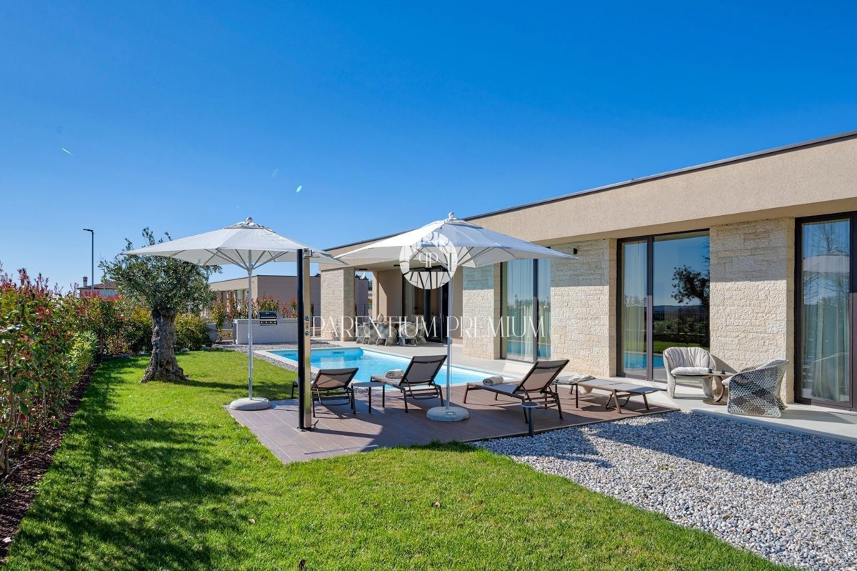 Moderna villa di lusso con piscina e vista panoramica sul mare