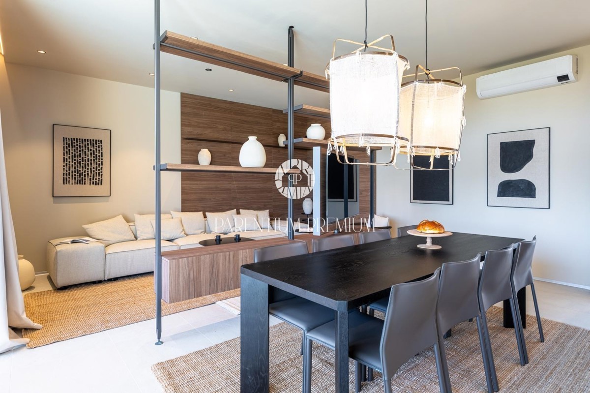 Moderna villa di lusso con piscina e vista panoramica sul mare