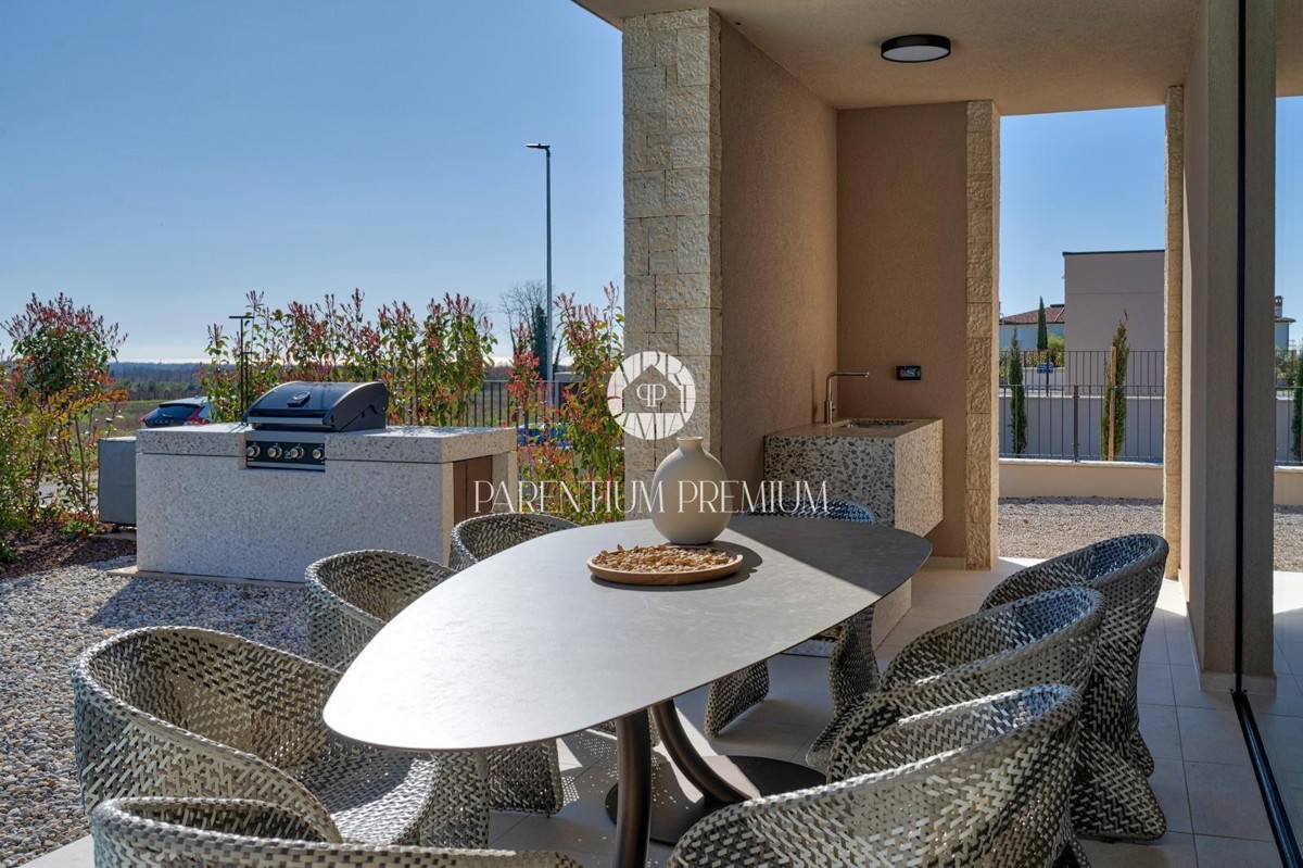 Moderna villa di lusso con piscina e vista panoramica sul mare