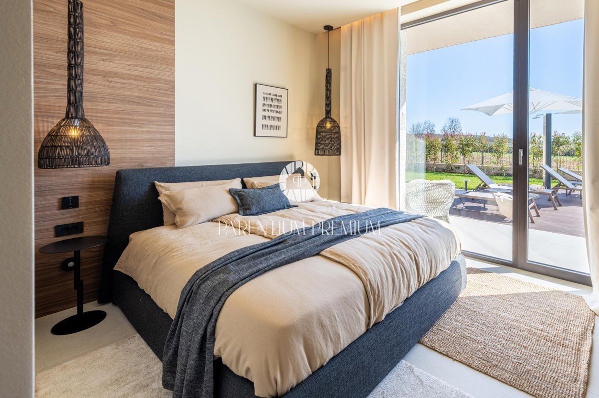 Moderna villa di lusso con piscina e vista panoramica sul mare