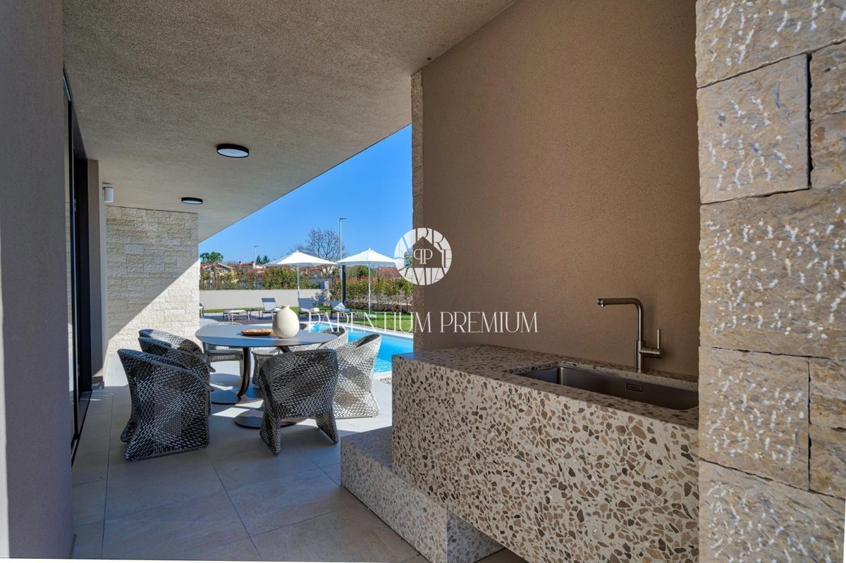 Moderna villa di lusso con piscina e vista panoramica sul mare