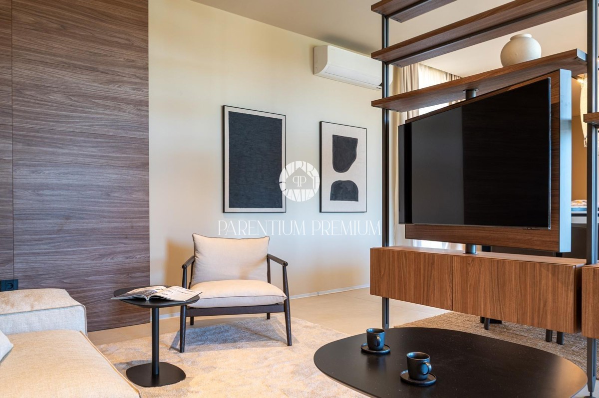 Moderna villa di lusso con piscina e vista panoramica sul mare