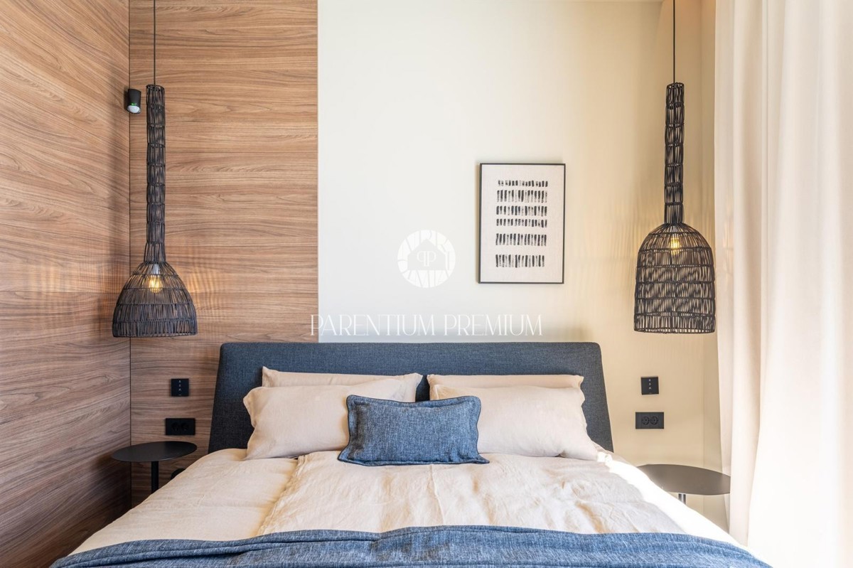 Moderna villa di lusso con piscina e vista panoramica sul mare