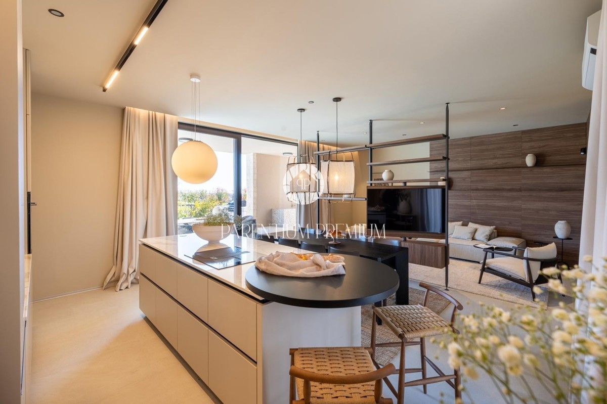 Moderna villa di lusso con piscina e vista panoramica sul mare