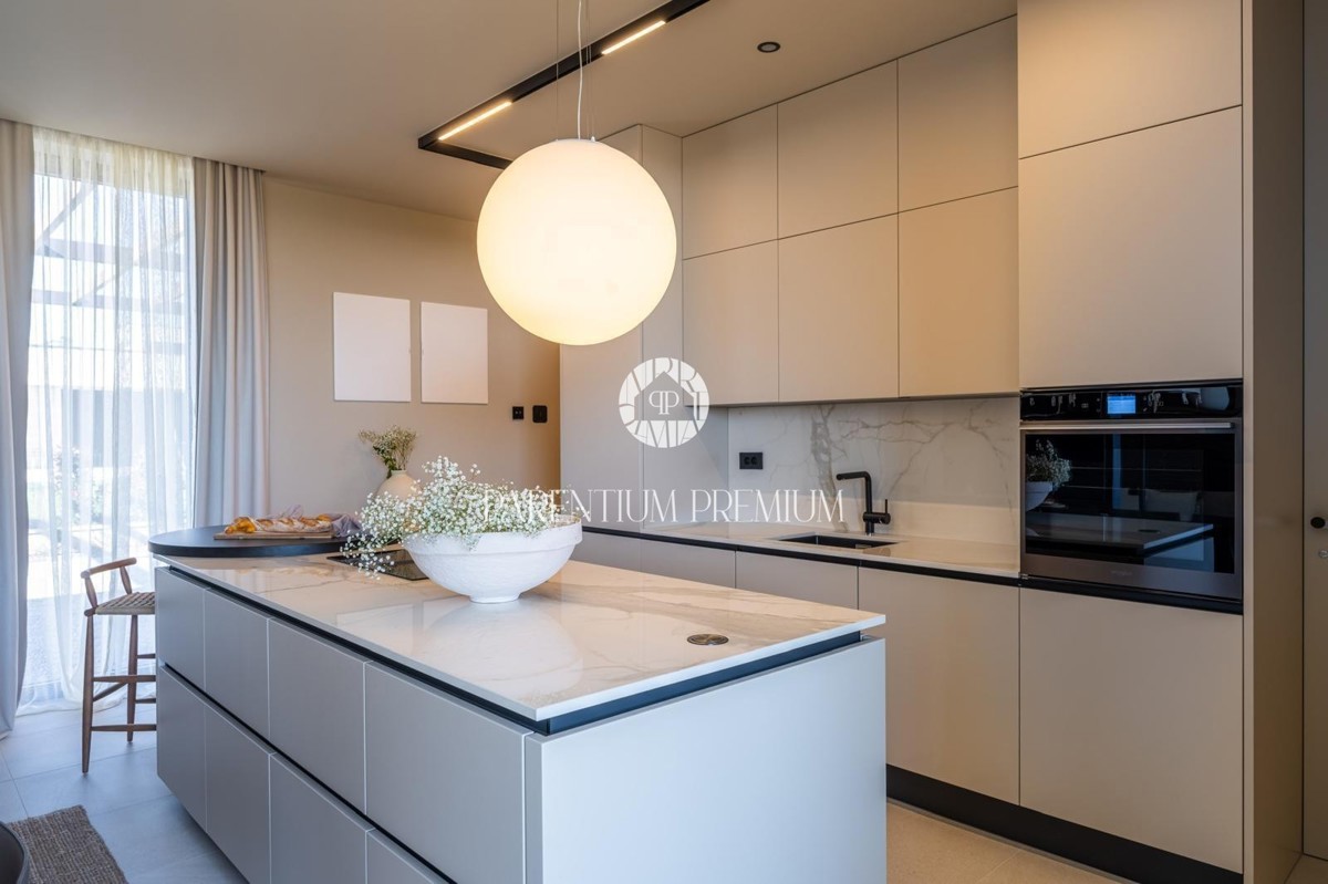 Moderna villa di lusso con piscina e vista panoramica sul mare