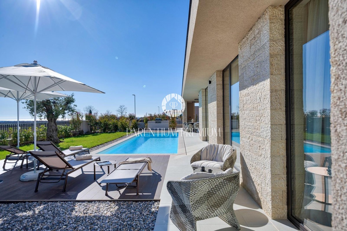 Moderna villa di lusso con piscina e vista panoramica sul mare