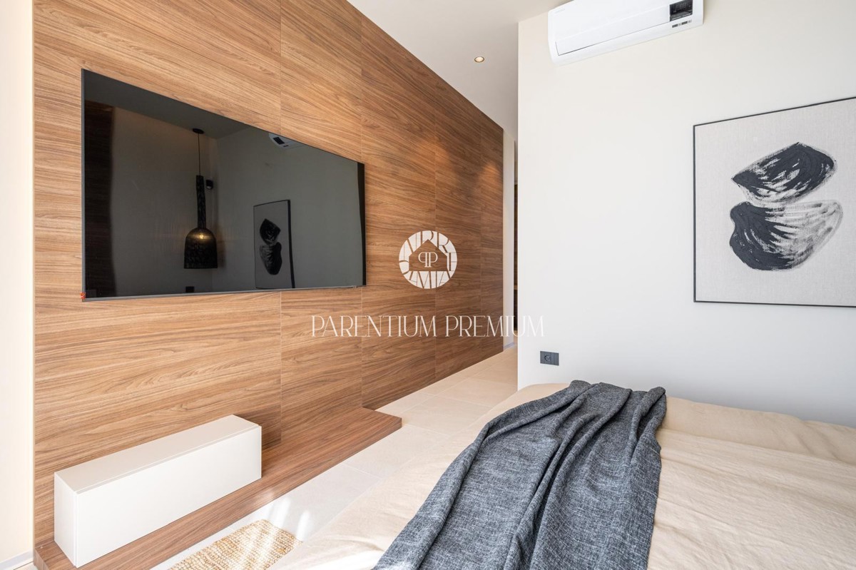 Moderna villa di lusso con piscina e vista panoramica sul mare