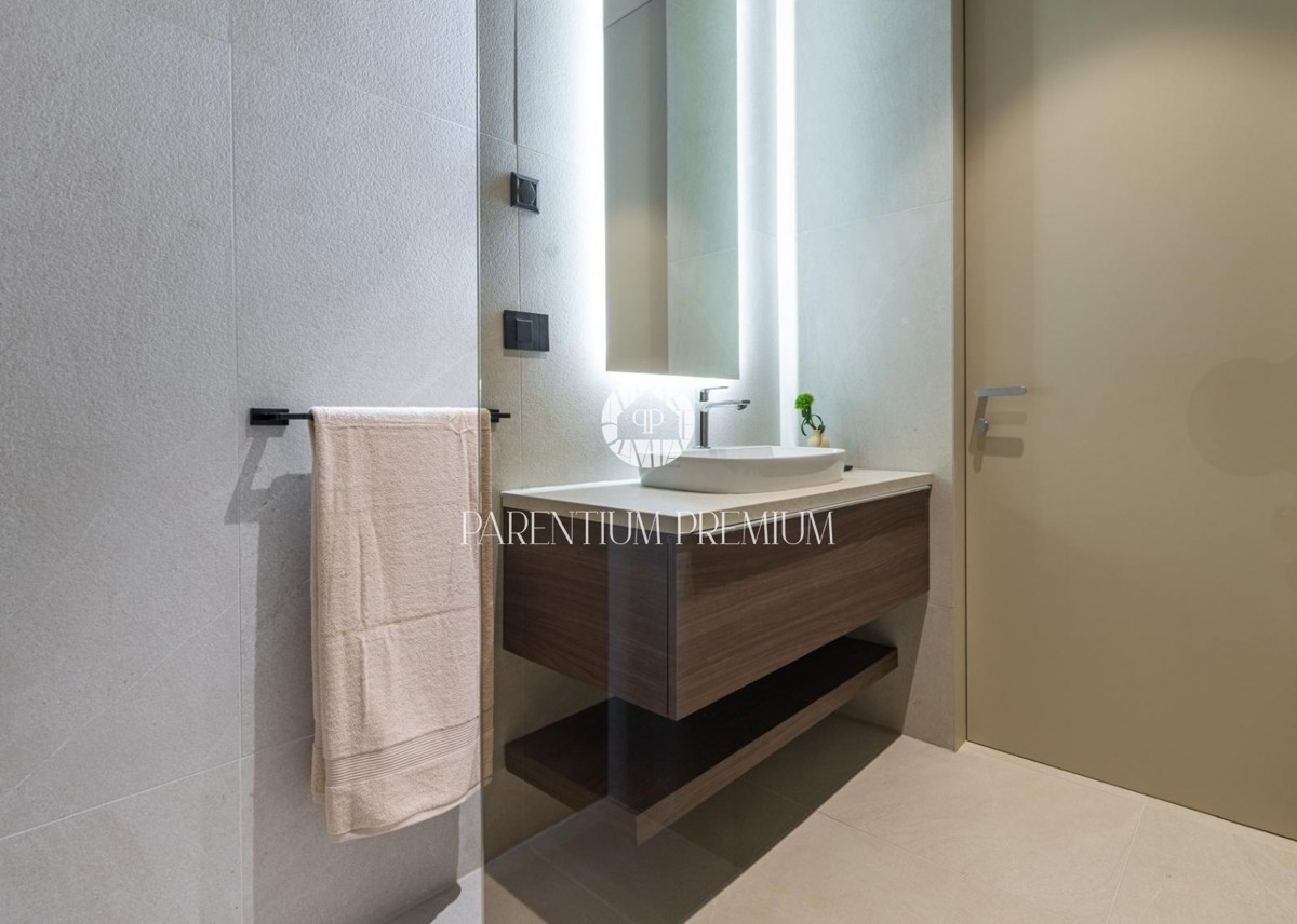 Moderna villa di lusso con piscina e vista panoramica sul mare