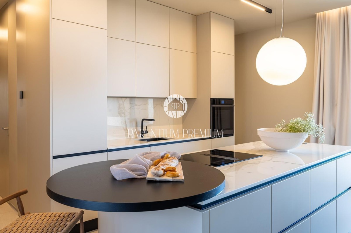 Moderna villa di lusso con piscina e vista panoramica sul mare