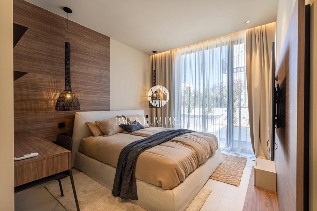 Moderna villa di lusso con piscina e vista panoramica sul mare