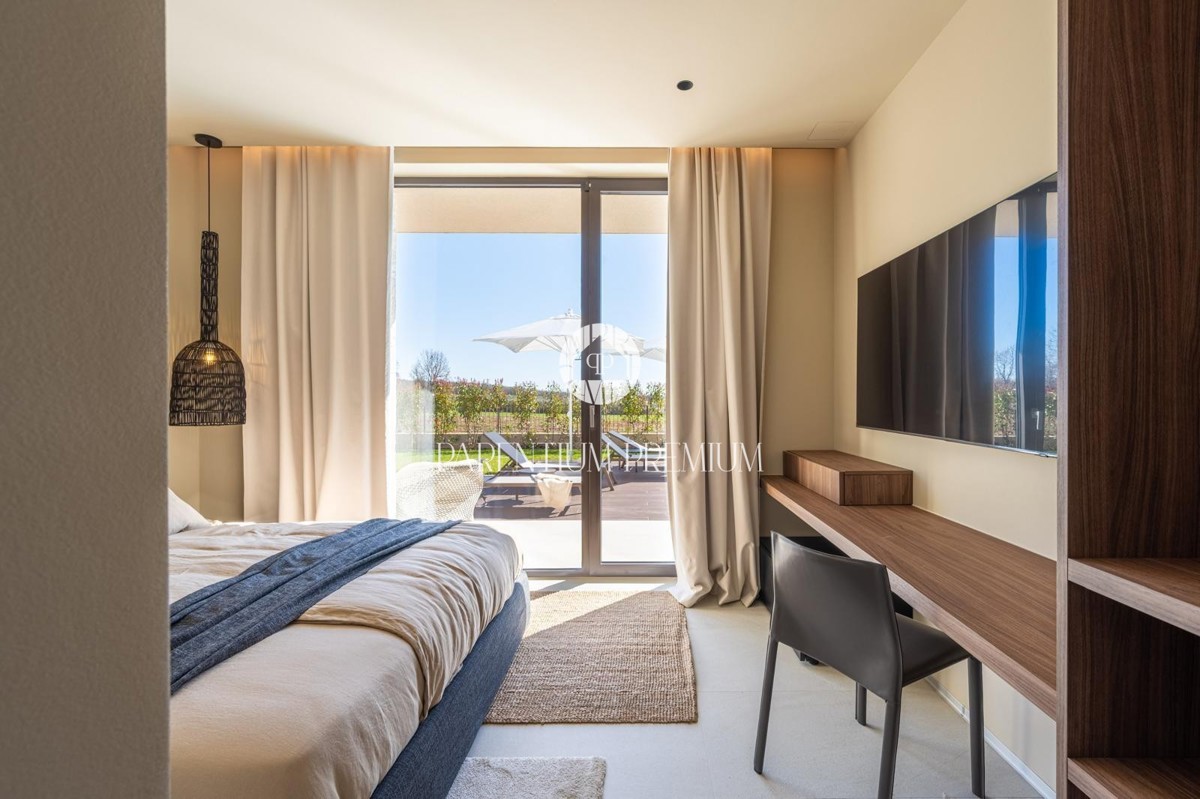 Moderna villa di lusso con piscina e vista panoramica sul mare