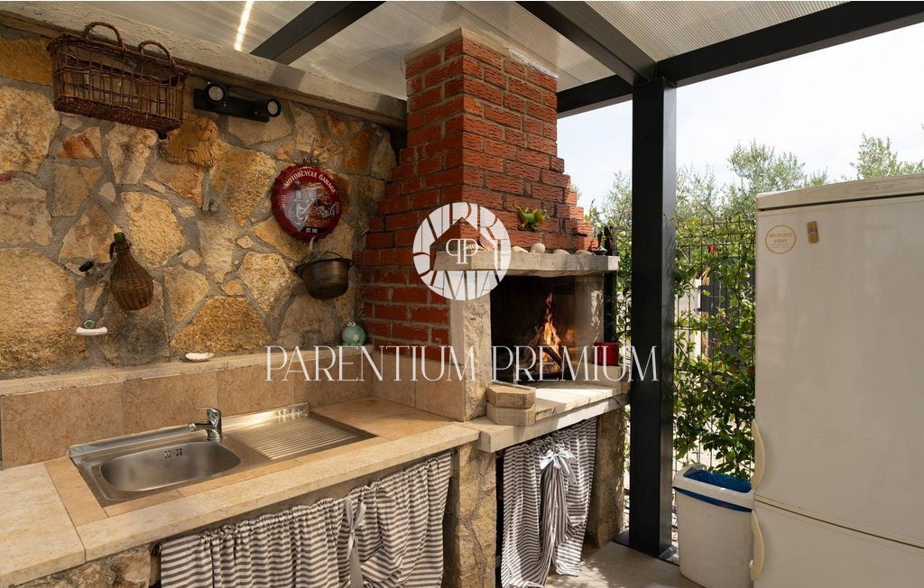 Casa esclusiva in posizione isolata con piscina e ampio giardino