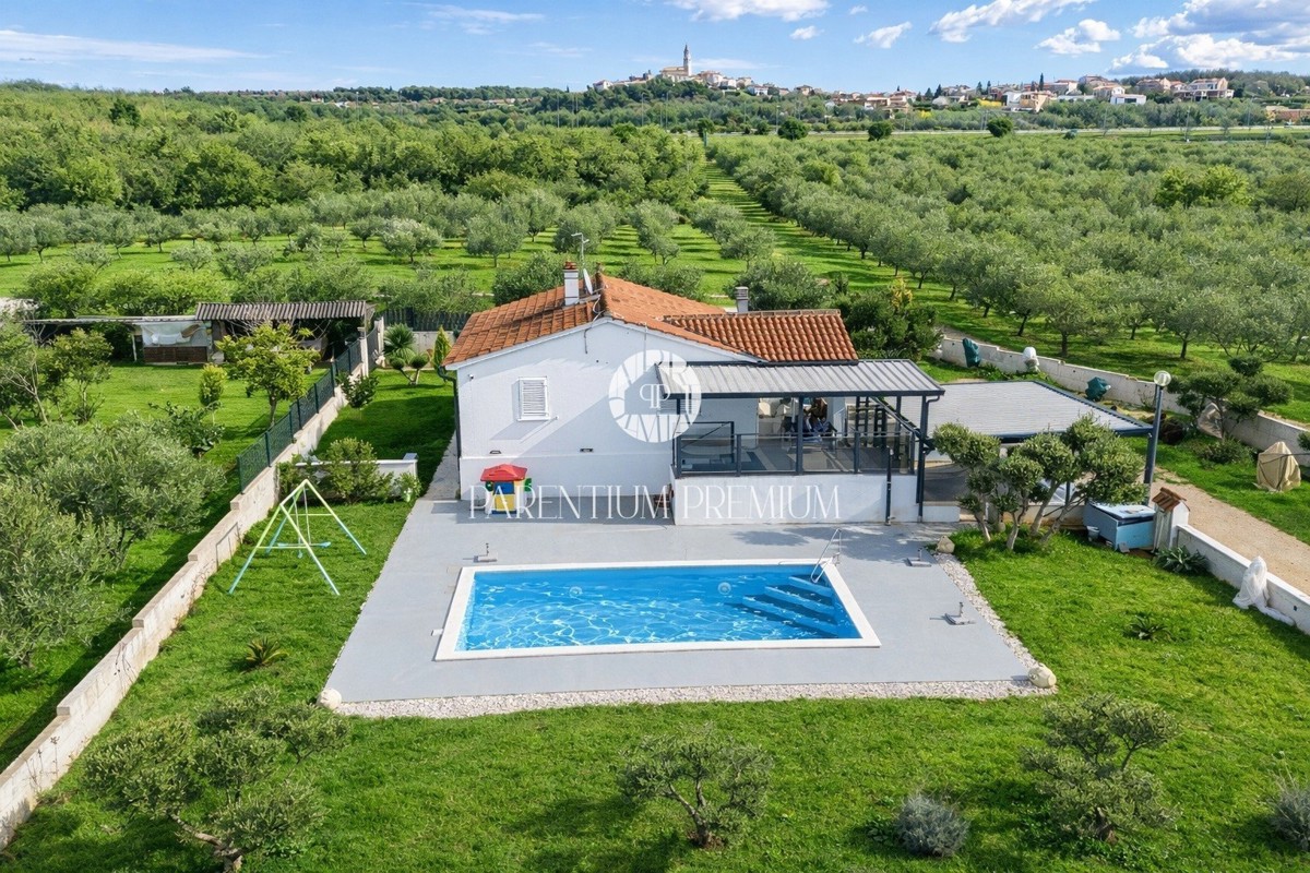 Casa esclusiva in posizione isolata con piscina e ampio giardino