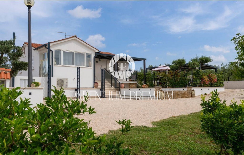 Casa esclusiva in posizione isolata con piscina e ampio giardino
