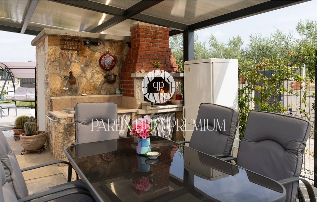 Casa esclusiva in posizione isolata con piscina e ampio giardino