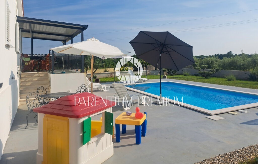 Casa esclusiva in posizione isolata con piscina e ampio giardino