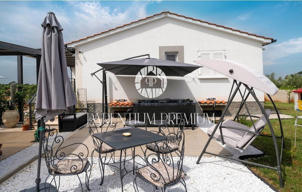 Casa esclusiva in posizione isolata con piscina e ampio giardino