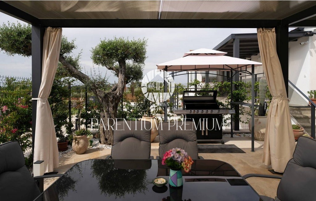 Casa esclusiva in posizione isolata con piscina e ampio giardino