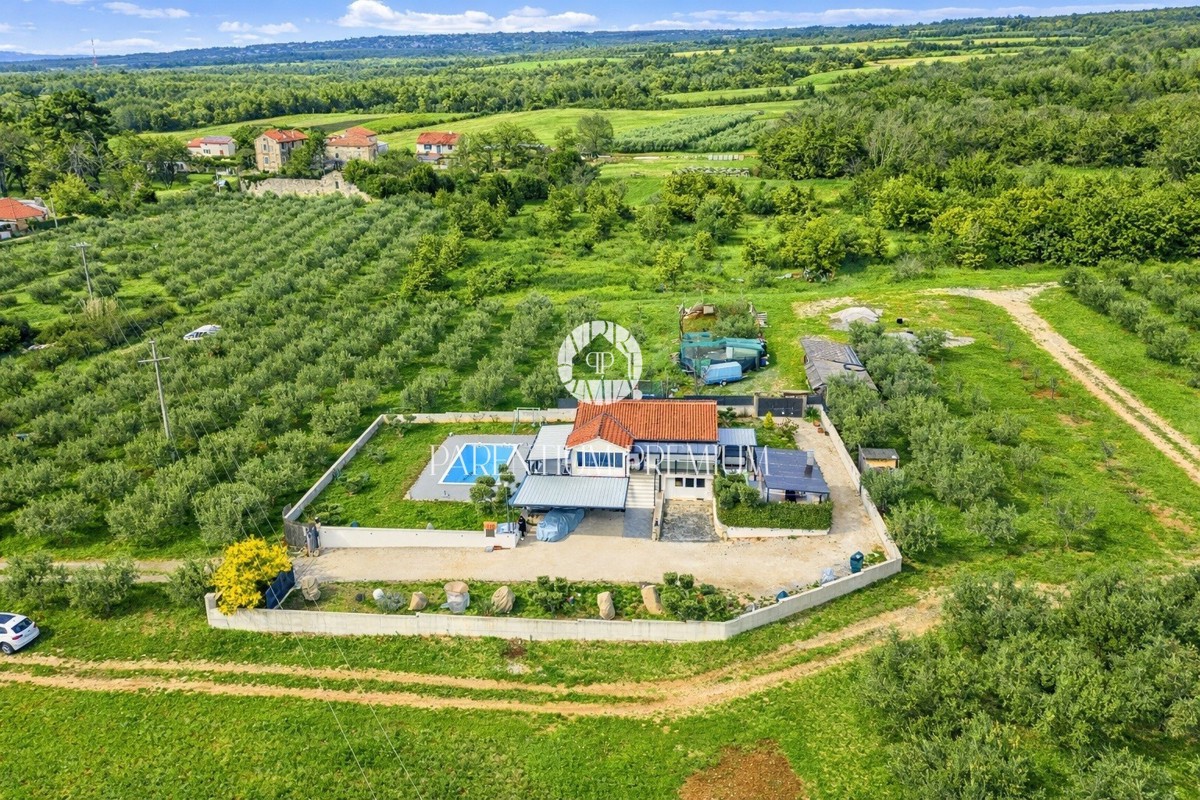 Casa esclusiva in posizione isolata con piscina e ampio giardino