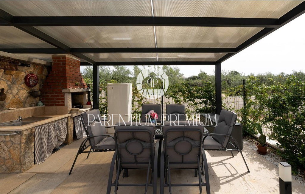 Casa esclusiva in posizione isolata con piscina e ampio giardino