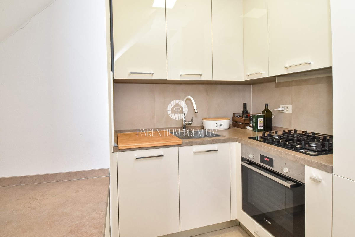 Parenzo, centro – Appartamento su due livelli a 400 m dal mare