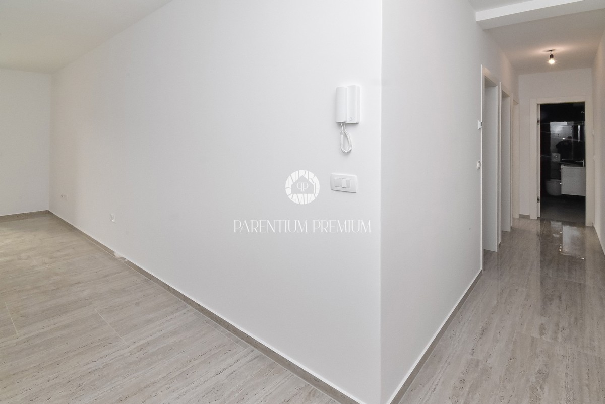 Moderno appartamento al 1° piano con due terrazzi vista mare, a soli 700 mt dal mare e dal porto turistico