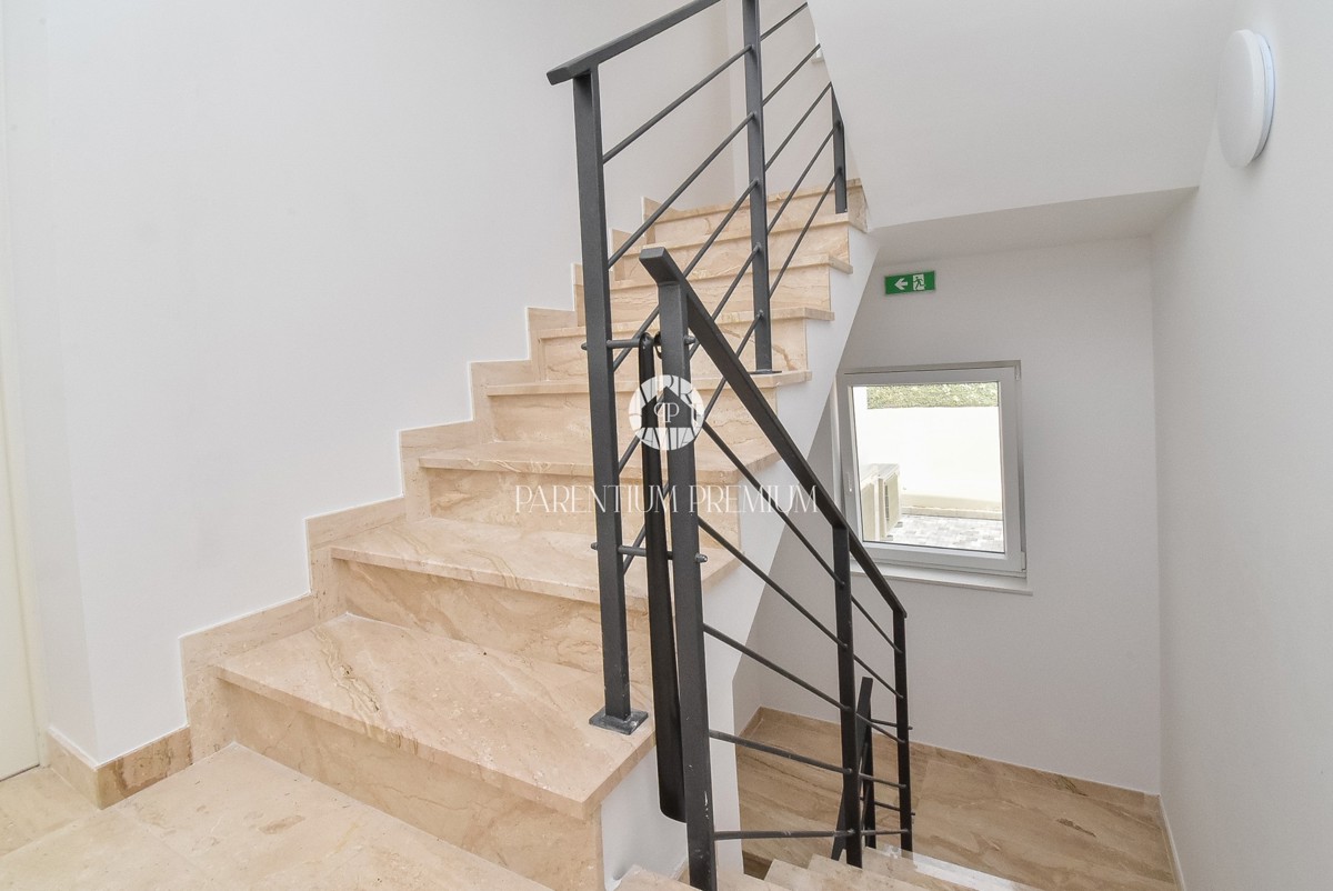 Moderno appartamento al 1° piano con due terrazzi vista mare, a soli 700 mt dal mare e dal porto turistico