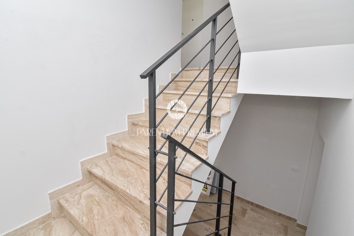 Moderno appartamento al 1° piano con due terrazzi vista mare, a soli 700 mt dal mare e dal porto turistico