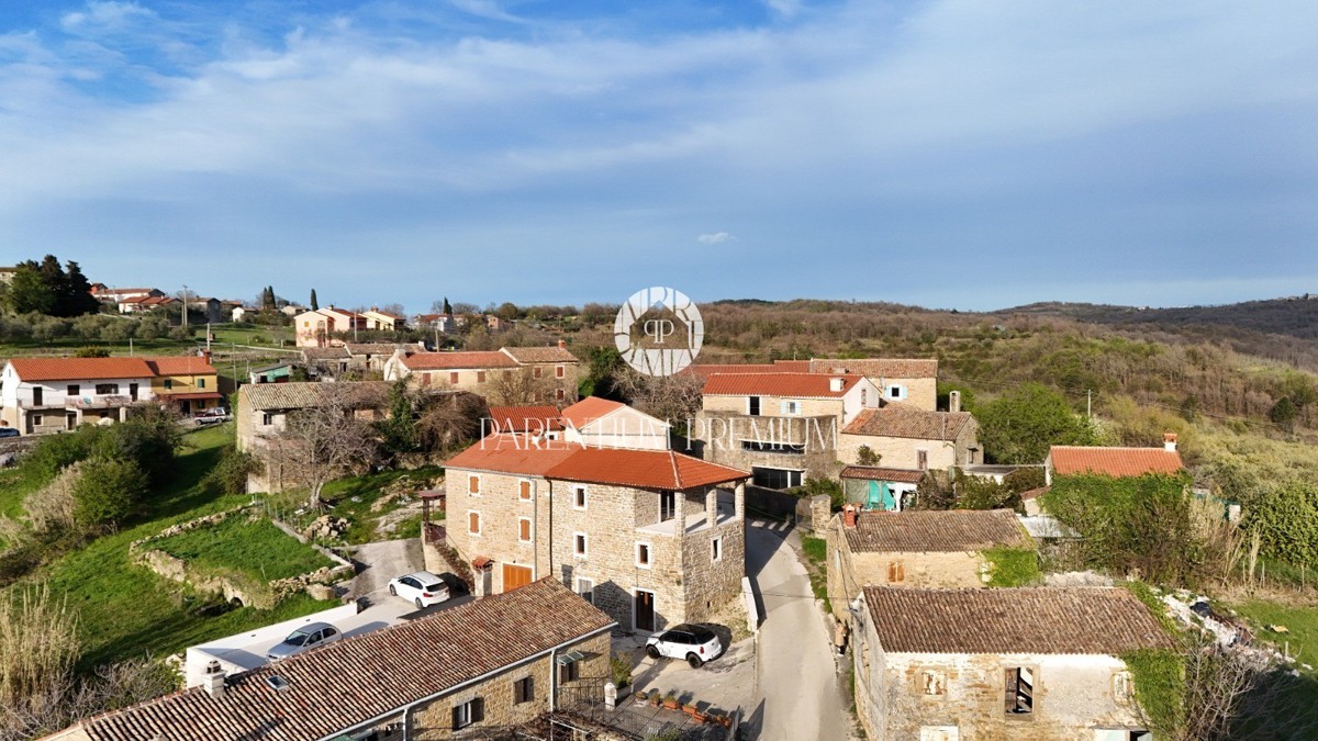 VENDITA ESCLUSIVA – Casa in pietra istriana autentica con vista mare, completamente ristrutturata nel 2025