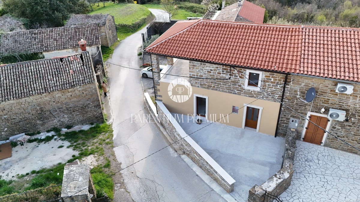 VENDITA ESCLUSIVA – Casa in pietra istriana autentica con vista mare, completamente ristrutturata nel 2025