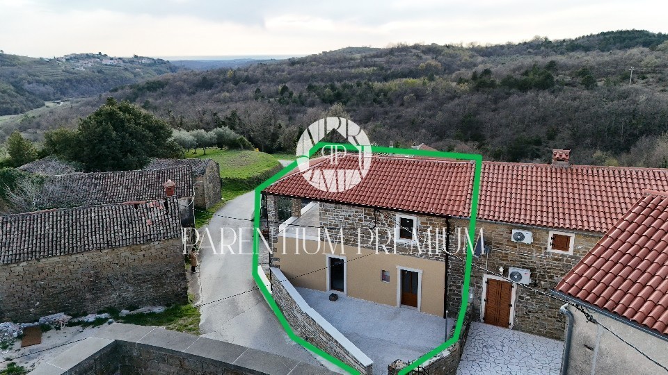 VENDITA ESCLUSIVA – Casa in pietra istriana autentica con vista mare, completamente ristrutturata nel 2025