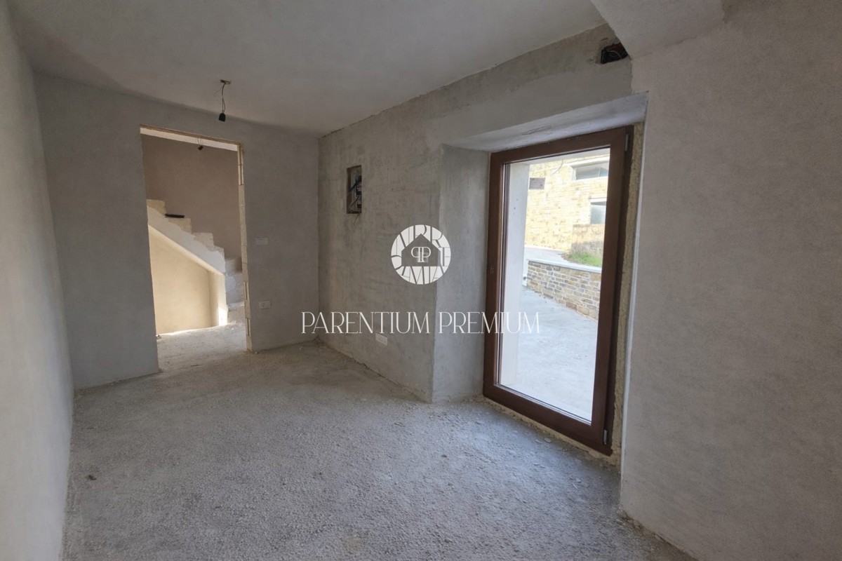 VENDITA ESCLUSIVA – Casa in pietra istriana autentica con vista mare, completamente ristrutturata nel 2025