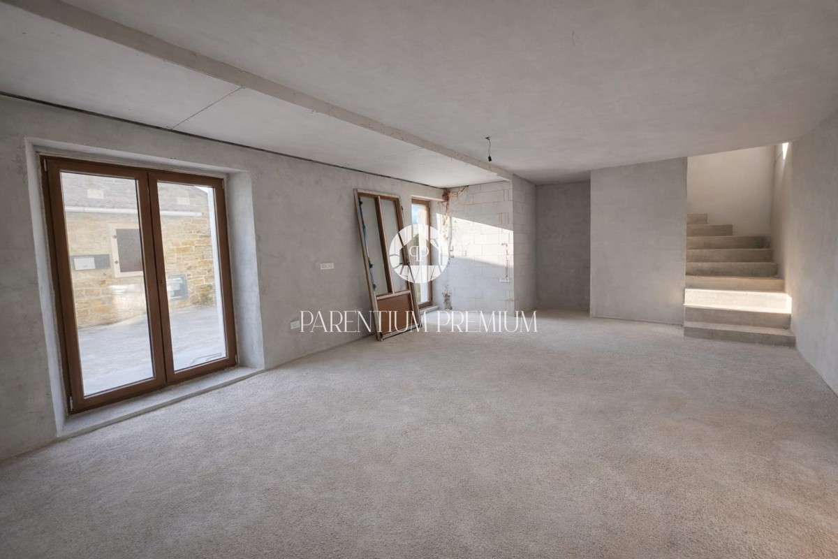 VENDITA ESCLUSIVA – Casa in pietra istriana autentica con vista mare, completamente ristrutturata nel 2025