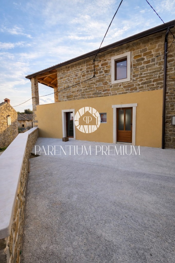 VENDITA ESCLUSIVA – Casa in pietra istriana autentica con vista mare, completamente ristrutturata nel 2025