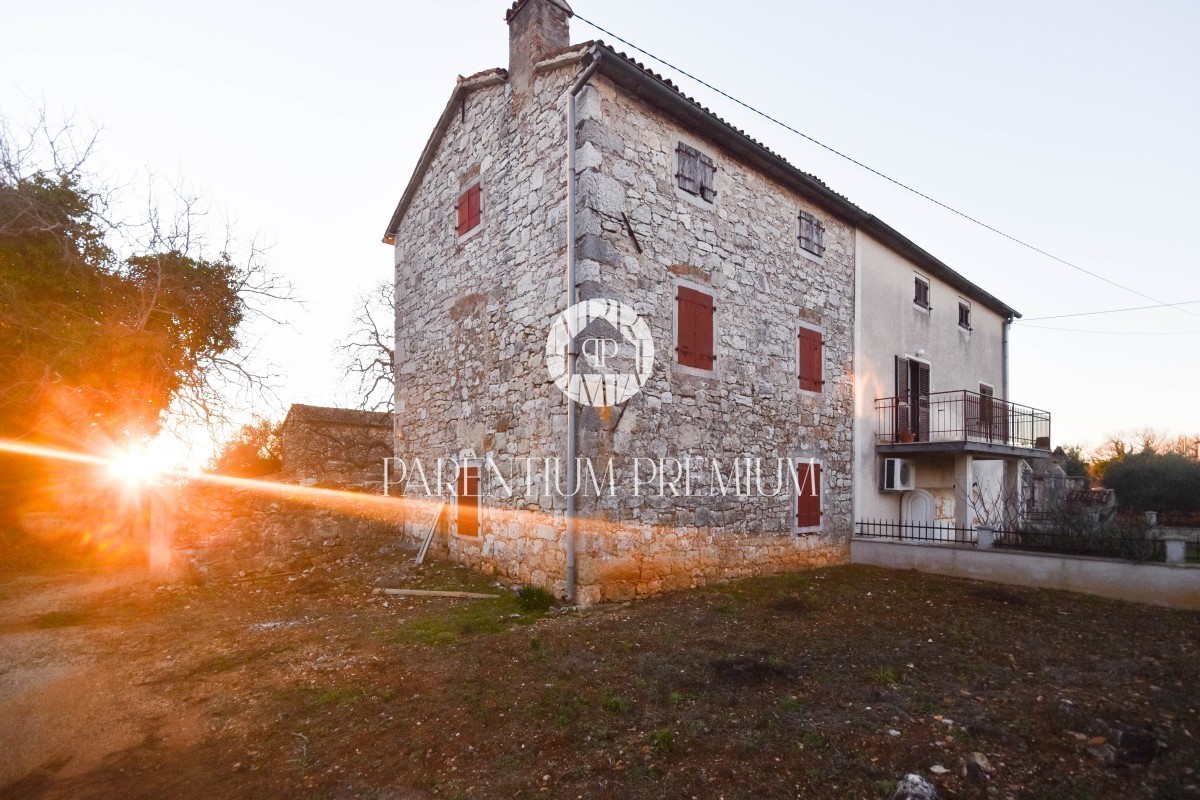 Un bellissimo villaggio istriano con 2 edifici residenziali e un ampio giardino