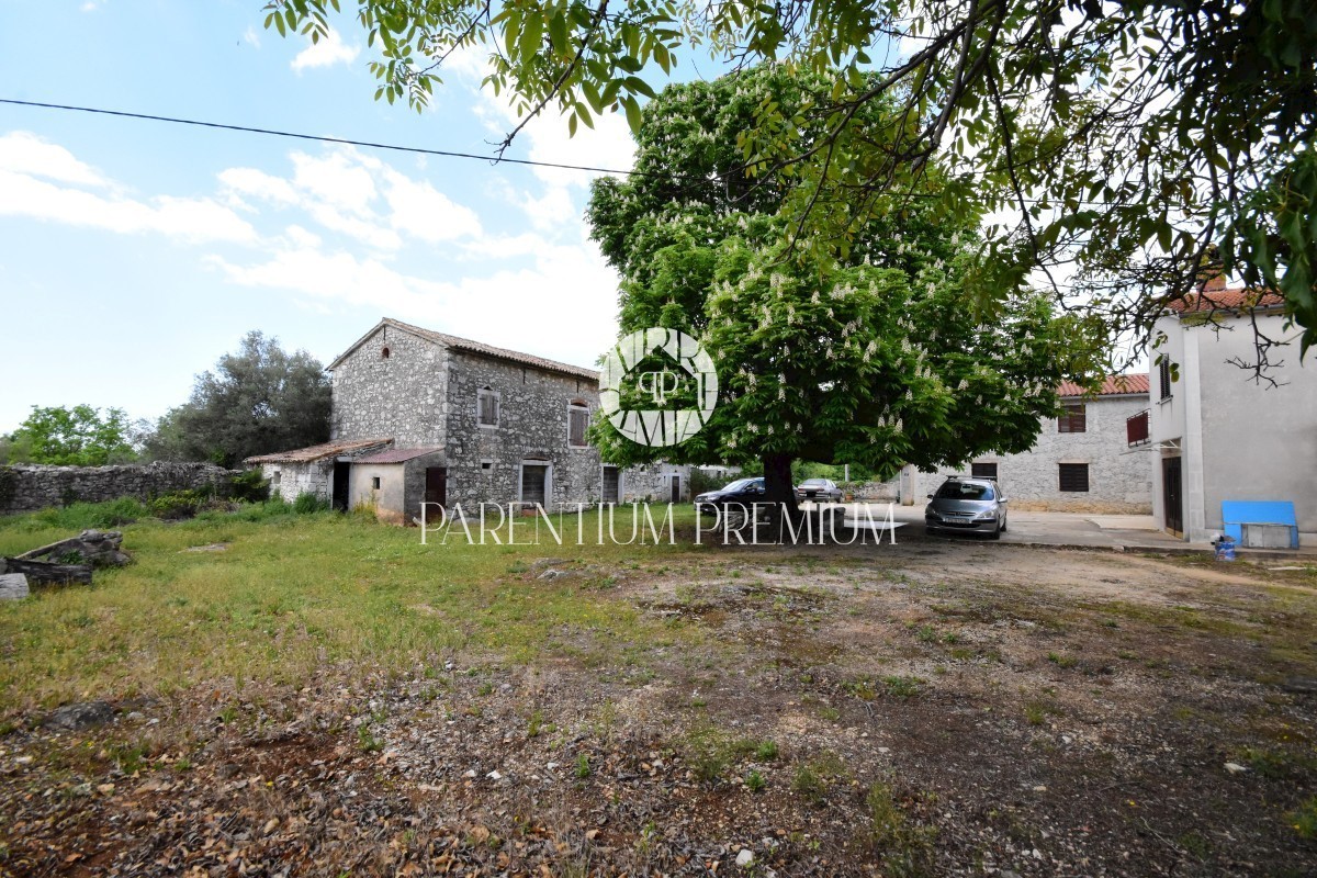 Un bellissimo villaggio istriano con 2 edifici residenziali e un ampio giardino