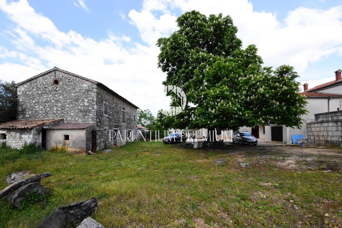 Un bellissimo villaggio istriano con 2 edifici residenziali e un ampio giardino