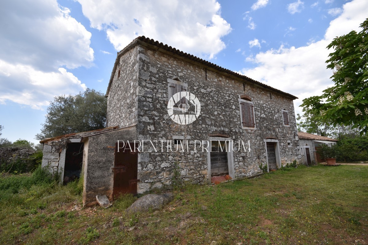 Un bellissimo villaggio istriano con 2 edifici residenziali e un ampio giardino