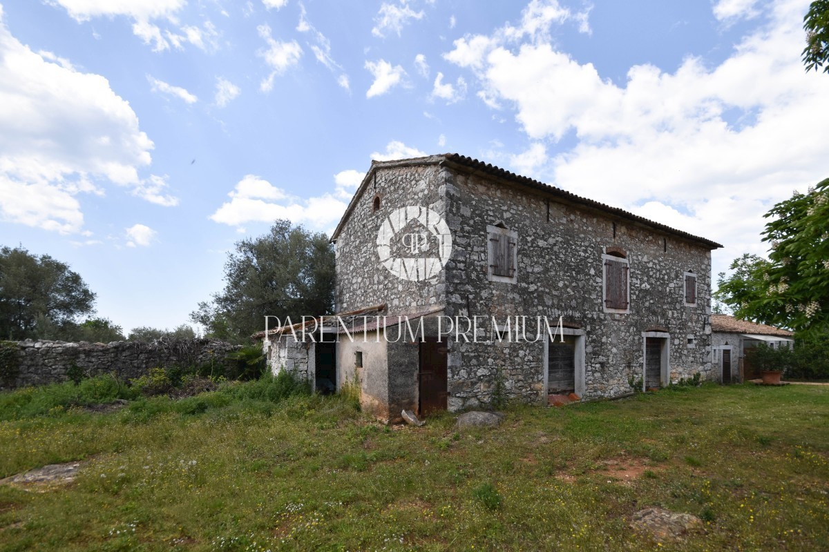 Un bellissimo villaggio istriano con 2 edifici residenziali e un ampio giardino