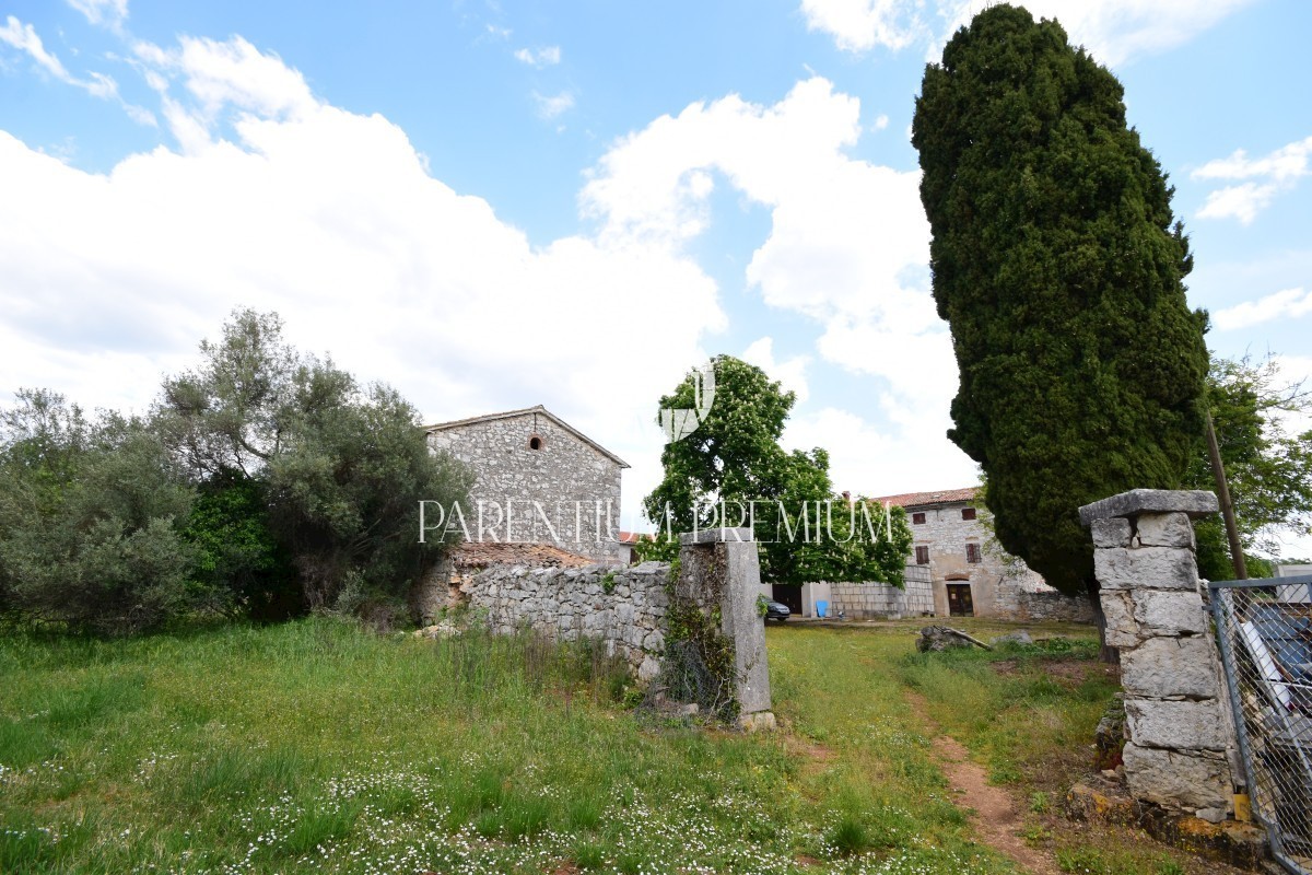 Un bellissimo villaggio istriano con 2 edifici residenziali e un ampio giardino